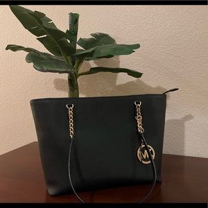 Black Michael Kors purse 👜